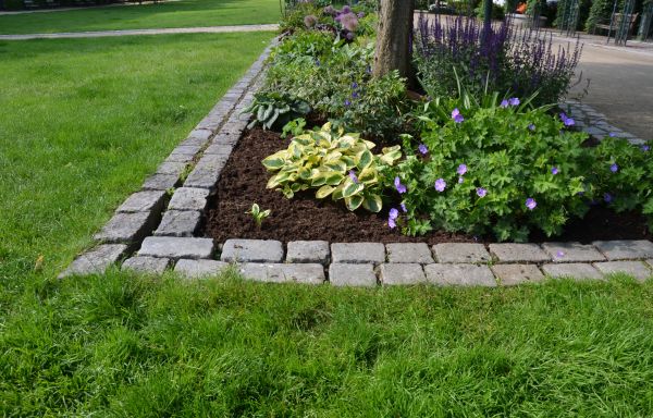 Flower Bed Mulching in Zionsville